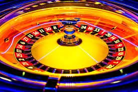 Antarmuka aplikasi mobile qq122 menampilkan meja roulette langsung dan opsi sportsbook Liga 1