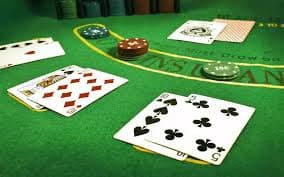 Antarmuka Fortune Tiger di aplikasi mobile qq122 menampilkan gulungan slot dengan simbol harimau emas
